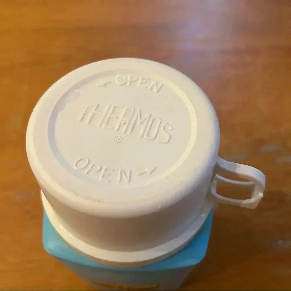 GUC antique vintage 8 oz thermos - 1980s school lunchbox size. Baby blue. - Picture 5 of 8